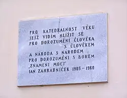 Jedna z pamětních desek u pomníku v Brně na Petrově