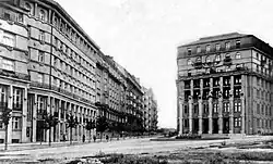 Fotografie Nerudovy ulice. Dům číslo 14 je vlevo