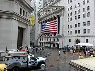 Pohled na New York Stock Exchange směrem od Federal Hall na Wall Street