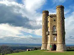Broadway Tower, okrasná stavba napodobující anglosaský hrad (folly) na vrcholu Broadway Hill