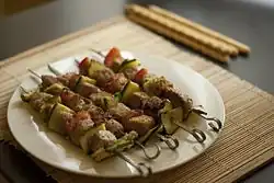 Maso tuňáka a zelenina na špízech