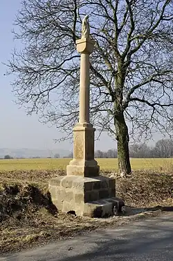 Sloup u silnice z Brocna do Chcebuze