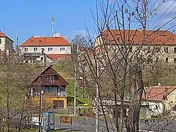 vodní mlýn vpravo od zámku