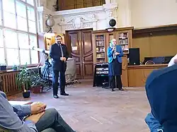 Zdeněk Bergman uvádí přednášku Bronislava Ostřanského v Aule gymnázia Teplice (10. ledna 2015).