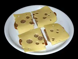 Maasdamský sýr na chlebu