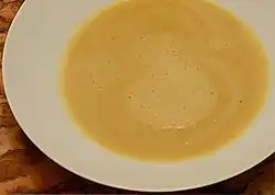 Talíř světle hnědé polévky bez vložky