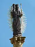 Socha Marie s Ježíškem na vrcholu sloupu
