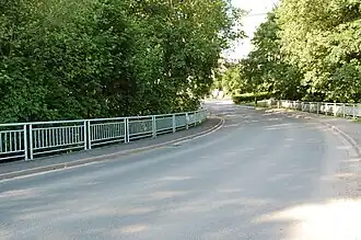 Silnice 302 uprostřed Broumova, most přes Liščí potok