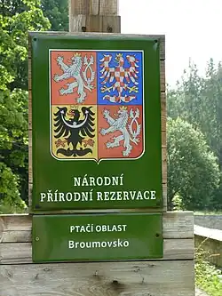 Cedule ptačí oblasti Broumovsko na pokraji NPR Adršpašsko-teplické skály