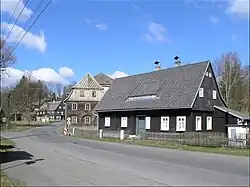 Brtníky – silnice směrem na Mikulášovice, západní okraj obce