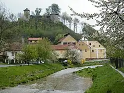 Potok v Brumově-Bylnicích, v pozadí hrad Brumov