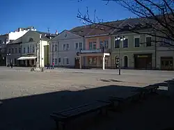 Bruntál - východní strana náměstí Míru, vlevo dům čp. 32.JPG