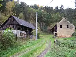 Dům č. p. 11 s kůlnou v horní části osady