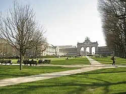 Park s vítězným obloukem v předjaří