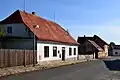 Dům čp. 29 na malé návsi se sochou svatého Floriána