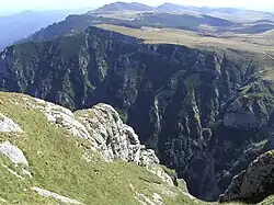 Kaňon, strmé svahy náhorní planiny