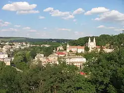 Bučač, vpravo cirkev basiliánů