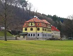 Smraďavka – vzadu restaurace, vpředu lovecký zámeček