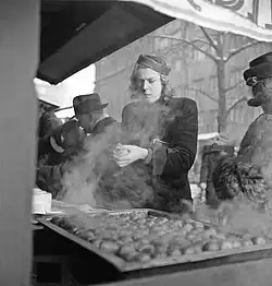 Praha, prodej pečených kaštanů, 30.–40. léta