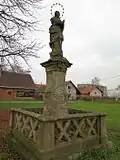 Budčeves, socha Panny Marie na návsi.jpg