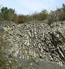 Budňanská skála na břehu Berounky v Karlštejně