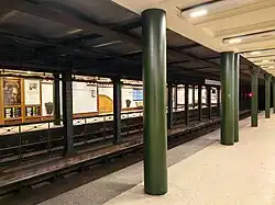 pohled na kolejiště ve stanici