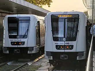 dva vlaky ve stanici Örs vezér tere