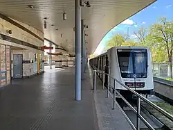 souprava metra ve stanici