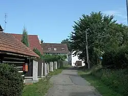 Domy podél cesty ve staré zástavbě