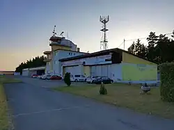 Budova letiště s nápisem „Aeroklub Plasy“