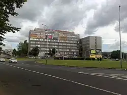 Rondel s bývalou budovou Prefy v centru čtvrti