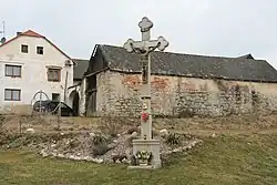 Kříž ve vesnici