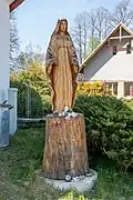 Dřevěná socha Panny Marie u kostela