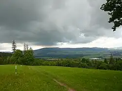 Pohled z Hanušovické vrchoviny na Bukovohorskou hornatinu přes Lichkovskou brázdu