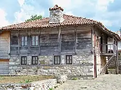 Typický dřevěný dům v bulharské části pohoří