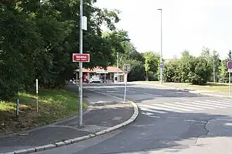 Křižovatka s Budínovou ulicí, která vede k Nemocnici na Bulovce