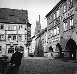 Černobílá fotografie s pohleden na historický Dolní rynek v Görlitz a domy s podloubími