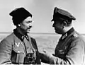 Kozácký dobrovolník s německým důstojníkem (duben 1943)
