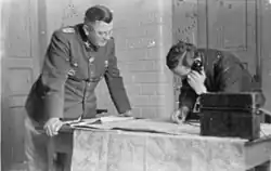 Erich von dem Bach-Zelewski při poradě nad mapami (SSSR, březen 1944).