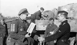 Adolf Peichl (vlevo) gratuluje Hansu Soretzovi k 2000 zničenému tanku SS divizí "Das Reich" v listopadu roku 1943.