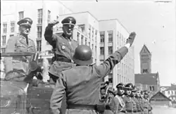 Erich von dem Bach-Zelewski (stojící ve voze druhý zleva) provádí přehlídku policejních jednotek v Minsku (1943).