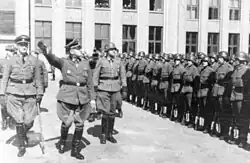 Přehlídka pořádkové policie prováděná SS Obergruppenführerem a generálem policie Erichem von dem Bach-Zelewskim (uprostřed), rok 1943.