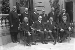 Zleva stojící: Dietrich, Hilferding, Curtius, Severing, von Guérard, Schätzel; zleva sedící: Koch-Weser, Müller, Groener, Wissell