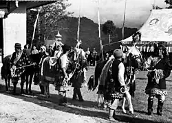 Tradiční tibetské oděvy zčásti sešité z levhartích kožešin