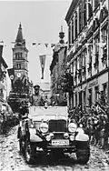 Hitler vjíždí triumfálně do Kraslic (Sudety), 4. října 1938