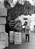 Riga - Unionsplatz, překlad zavazadel baltických Němců na nákladní automobily, 1939