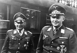 Generál Hermann-Bernhard Ramcke (vlevo) a Kurt Student na fotografii z roku 1941.