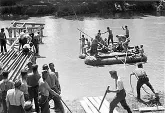 Němečtí ženisté staví v rámci bitvy u Thermopyl most přes řeku Spercheios.