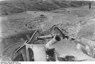 Zničená 280mm houfnice německé baterie Bismarck
