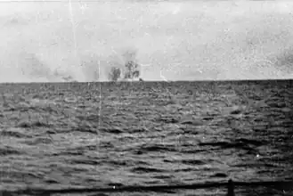Fotografie, pravděpodobně pořízená z křižníku Prinz Eugen, zobrazuje bitevní křižník HMS Hood explodující po zásahu děl Bismarcku ve velké vzdálenosti s poblíž se nacházející bitevní lodí HMS Prince of Wales